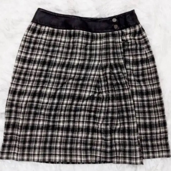 Anne Klein Black|White Plaid Wool Blend Leather Waist Trim Wrap Skirt Sz 4 - Picture 1 of 4